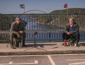 رغم كورونا.. توأمان مسنان يحتفلان بعيد ميلادهما على الحدود بين السويد والنرويج