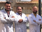 الجيش الأبيض.. على ومصطفى ومروان اطباء بمستشفي الشروق لمواجهة كورونا