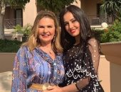 حلا شيحة بصورة من كواليس "خيانة عهد":سعيدة إنى اشتغلت مع يسرا ويارب النجاح 