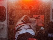 رغم الرعد والأمطار.. رحلة نقل مصاب بكورونا إلى سيارة إسعاف