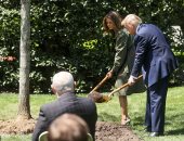 ترامب وميلانيا يزرعان شجرة بالبيت الأبيض احتفالا بيوم الأرض.. صور