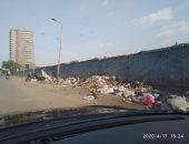 قارئ يشكو انتشار القمامة بجوار سور مصنع الكراسى وأمام مطافى الوراق بالجيزة