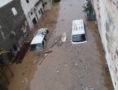 عدن تغرق.. وفاة 3 أشخاص في سيول تجرف المنازل والسيارات باليمن (فيديو وصور)