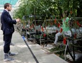 وسط تحذيرات من أزمة غذاء عالمية.. ماكرون يزور مزارعين فرنسيين لتحيتهم