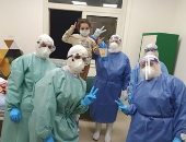 فريق تمريض الحجر الصحى بملوى يهدى طفلة مصابة بكورونا فانوس رمضان