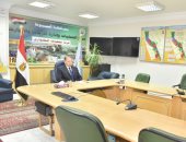 محافظ أسيوط يؤكد لرئيس الوزراء عبر الفيديو كونفرانس توافر السلع 