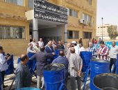 الرى تهدى محافظة الوادى الجديد 100 صندوق قمامة مصنعة بالورش التابعة لها..صور