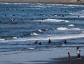 زحام على شواطئ اليابان رغم حالة الطوارئ
