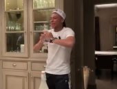 نجوم العزل المنزلى.. مبابى يكتشف موهبته فى كرة سلة مع أسرته بالمطبخ.. فيديو