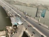 سقوط لوحة إعلانية علي سيارة بسبب سوء الأحوال الجوية بدائري المعادي (صور)