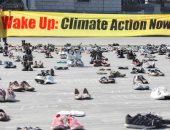 وقفة بالأحذية فى السويد تحت شعار " تغير المناخ يحدث الآن"
