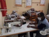 صور.. مدارس التعليم الفنى بأسوان تصنع الكمامات لتوزيعها على الطلاب 