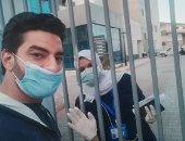 قارئ يهدى زوجته الممرضه فانوس رمضان من خلف اسوار مستشفى العزل بالعجمى