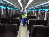 السكة الحديد تواصل تعقيم وتطهير القطارات والمحطات لمواجهة كورونا .. صور 