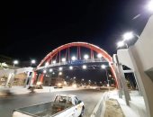 كبارى المشاة بمحور المحمودية تتلألا ليلا وتحمل أسماء شهداء الوطن.. صور