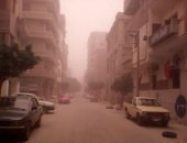 صور.. رياح شديدة محملة بالأتربة تتسبب فى حجب الرؤية على الطرق السريعة بالمنيا 