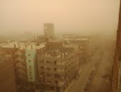 صور.. عاصفة رملية تضرب محافظة أسيوط وتتسبب فى انعدام الرؤية