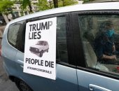 وقفة بواشنطن وسط أكياس الجثث تحت شعار " ترامب يكذب الناس تموت"