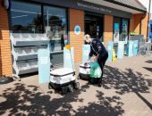 خلال عصر كورونا.. روبوتات ذكية لتوصيل المستلزمات للمنازل فى بريطانيا 