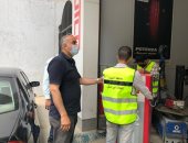 رئيس حى الدقى يقود حملة لرفع الإشغالات ويغلق مطعما مخالفا.. صور