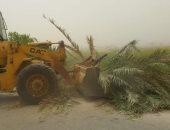 صور.. مدينة سمالوط بالمنيا ترفع مخلفات الطقس السيئ بالقرى