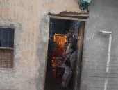 صور.. مأساة سيدة وبناتها يقمن بمنزل مسقوف بالقش ومديونات بـ10 آلاف جنيه فى المنيا