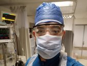 "السيد" أخصائى تمريض مستشفى الأطفال الجامعى بالمنصورة على خط مواجهة كورونا