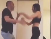 رقص ولعب.. أندريس إنييستا مع زوجته في العزل الصحي المنزلي .. فيديو جديد