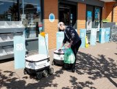 روبوتات التسوق تغزو شوارع مدينة بريطانية للحد من عدوى كورونا.. صور