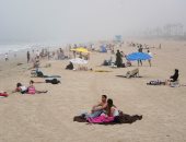 زحام على أحد شواطىء كاليفورنيا الأمريكية رغم تحذيرات كورونا