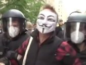 الشرطة الألمانية تعتقل محتجين بأقنعة "فانديتا" يرفضون قرارات الإغلاق.. فيديو