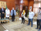 رئيس جامعة المنوفية يلتقى أطباء مكلفين بالعمل فى مستشفيات العزل