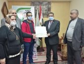 صور.. "تعليم الإسكندرية" تكرم طالبين صمما بوابة إلكترونية للتعقيم