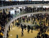 متظاهرون يحتلون أحد المولات بهونج كونج فى احتجاجات ضد الحكومة