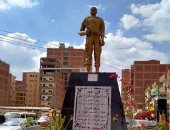 منسى الأسطورة.. أهالى منيا القمح يضعون الورود حول تمثال الشهيد عقب إذاعة الاختيار