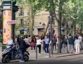 فرنسيون ينظمون حفلة رقص بشوارع باريس والشرطة تتدخل لفضها.. فيديو