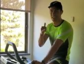 العزل المنزلى للتمرين مش النوم.. رونالدو يرفع لياقته بتمرينه رجل.. فيديو