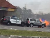 شرطي أمريكى يستخدم سيارة الدورية لمنع حريق ضخم فى مبنى بنيوجيرسى.. فيديو