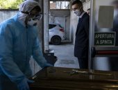 كورونا يكسر قواعد الجنازات بالعالم.. جنائز السيارات تسيطر علي إسبانيا.. الأهالي محرومون من إلقاء نظرة الوداع بإيطاليا.. أم فى بريطانيا تشاهد جنازة ابنها "أونلاين" من المنزل.. والتعزية على مواقع التواصل