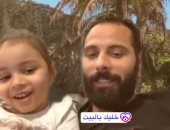 المصيف فى زمن كورونا.. جنش يعتمد على تطبيقات الهاتف لاصطحاب ابنته إلى البحر