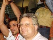 عمرو زكى يستعيد ذكريات انضمامه للزمالك بصورة مع مرتضى منصور
