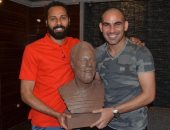 تمثال لوجه جنش.. هدية أحمد عيد عبد الملك لحارس الزمالك
