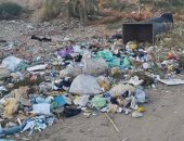 سيبها علينا ..  انتشار القمامة بقرية بنى حلوه بسوهاج  يزعج الأهالى 