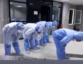 شاهد .. كيف يصلى أطباء بالجزائر داخل مستشفى لعلاج مصابى كورونا خوفا من العدوى 