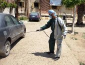 معلم يتطوع لتطهير قرية صفط تراب بالغربية على نفقته.. صور