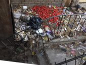 تراكم القمامة على سلالم الكوبرى الجديد.. شكوى أهالى الزقازيق ويناشدون إزالتها