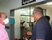 صور.. محافظ أسوان يتدخل لوضع آلية متطورة لصرف أدوية التأمين الصحى