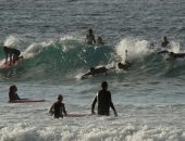 الهروب من كورونا إلى البحر.. أستراليون يتزلجون على المياه لكسر ملل الحظر