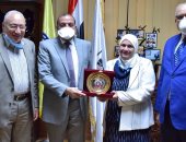 رئيس جامعة بنى سويف يستقبل الحاجة ليلى لتبرعها بتجهيز الرعاية المركزة الجديدة