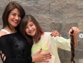 هيدي كرم مع ابنة شقيقتها خلال قص شعرها ..وتتبرع به لمستشفي سرطان الأطفال